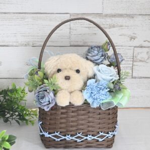 もこペット【白い犬　ブルー】 バスケット プリザーブドフラワー 犬 花 トイプードル お供え 誕生日 置物 かご
