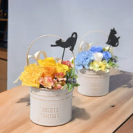 花と猫【イエロー＆ブルー】プリザーブドフラワー 猫 動物 ペット  プレゼント フラワーギフト　誕生日 お供え