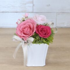 お祝いや母の日のギフトにぴったりのアレンジメント